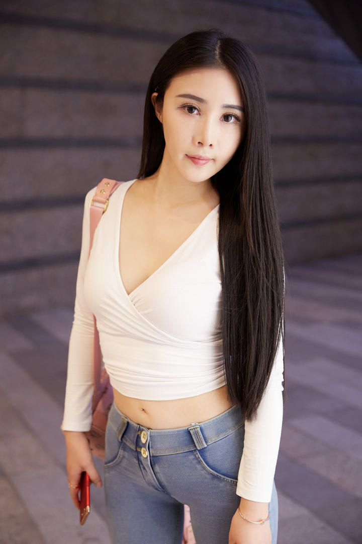 五官精致的牛仔裤美女写真