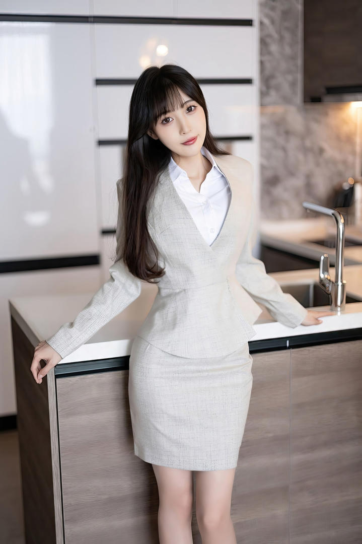 长相清纯的极品美女销售林星阑制服诱惑写真图片