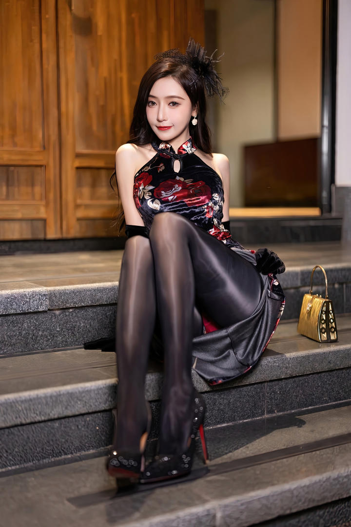 高颜值黑丝旗袍美女王馨瑶性感写真图片