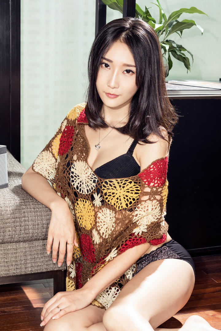 坐在地上的高清美女写真图片