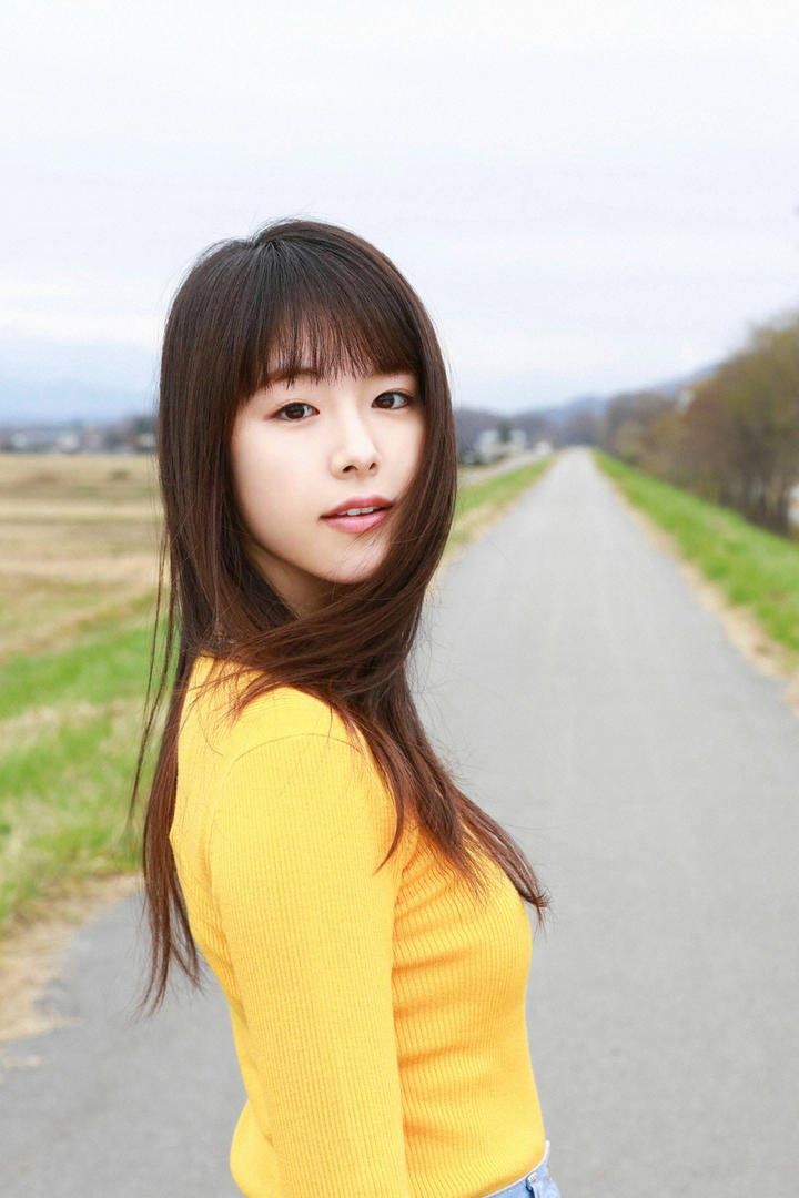 走在小路上的高清日本清纯美女唐田えりか图片