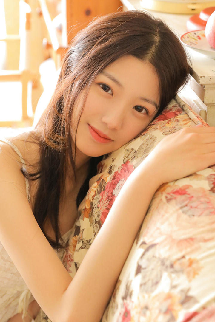 趴在沙发上的高清清纯美女写真