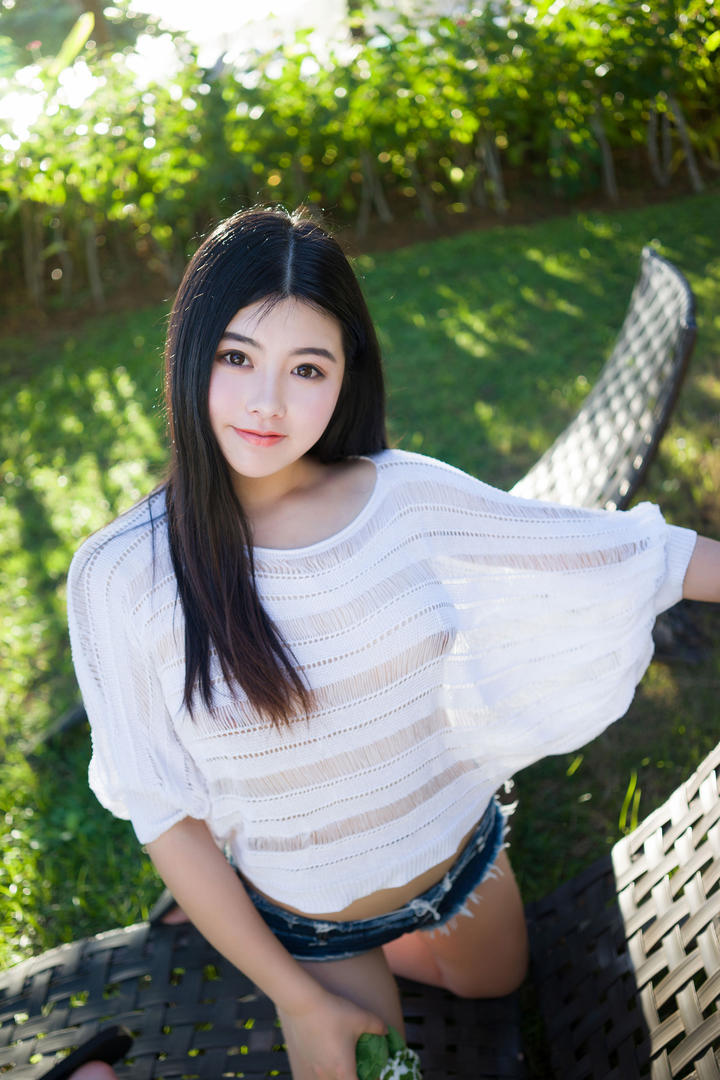 阳光下的清纯美女写真