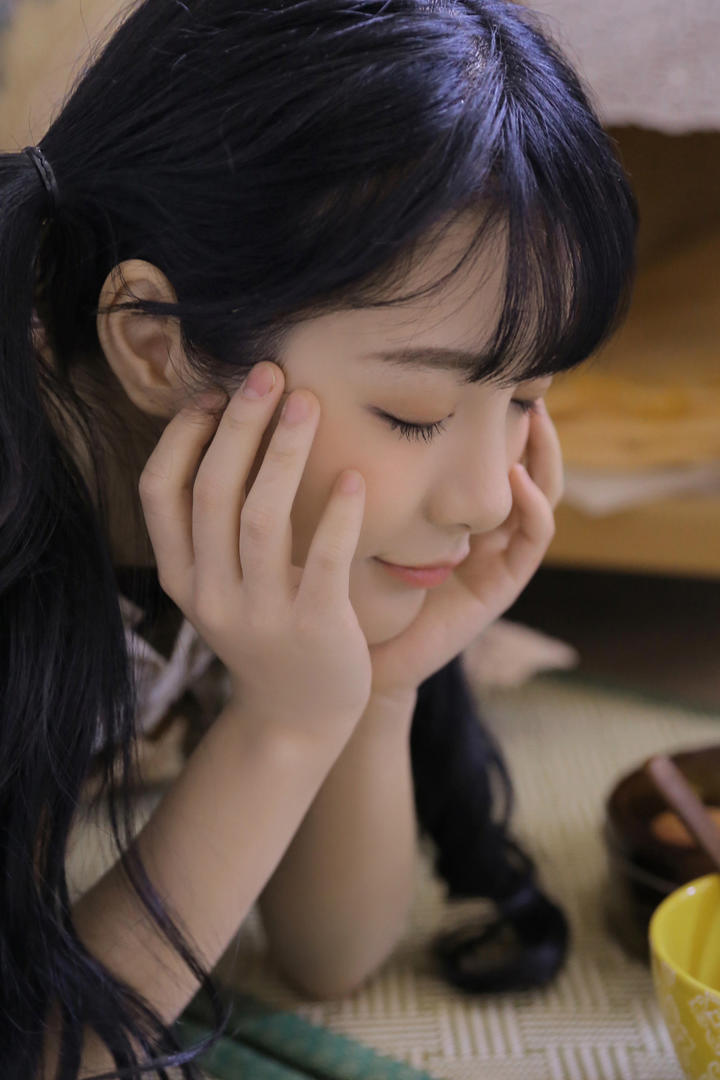 闭上眼睛的双马尾美女可爱女生头像图片大全