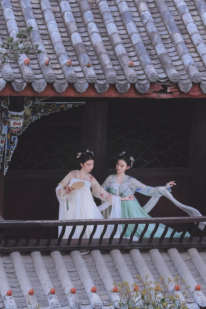 两个翩翩起舞的古装美女图片高清