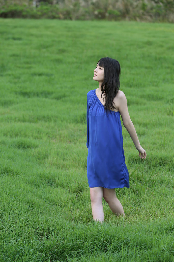 草地上散步的日本清纯美女图片