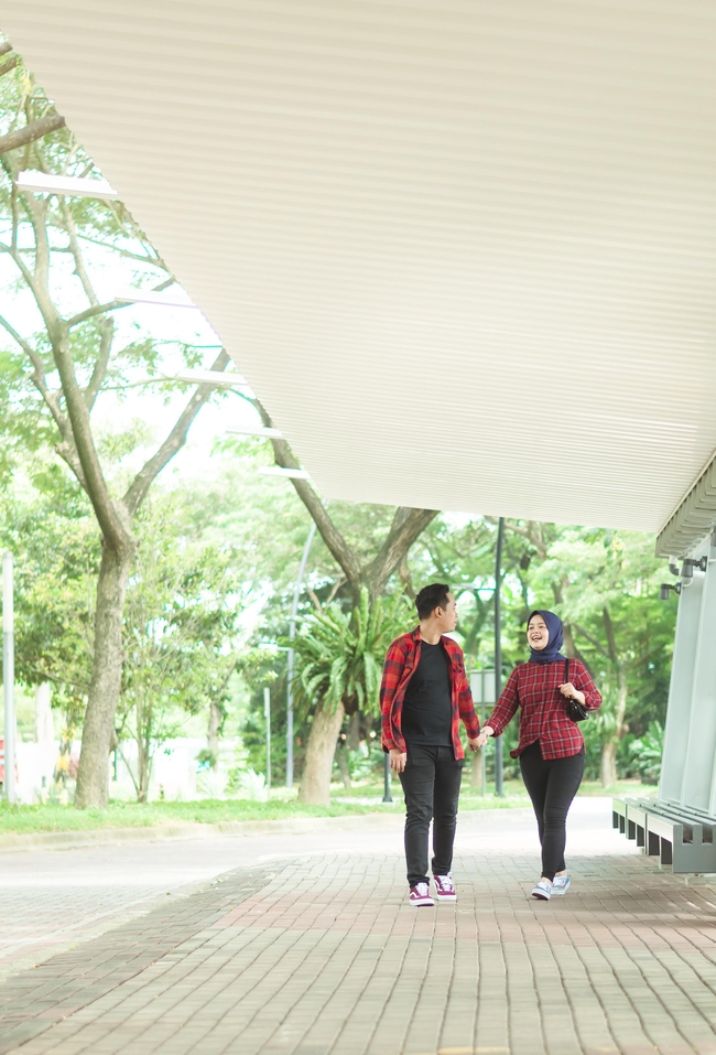 红色格纹情侣衫情侣写真图片