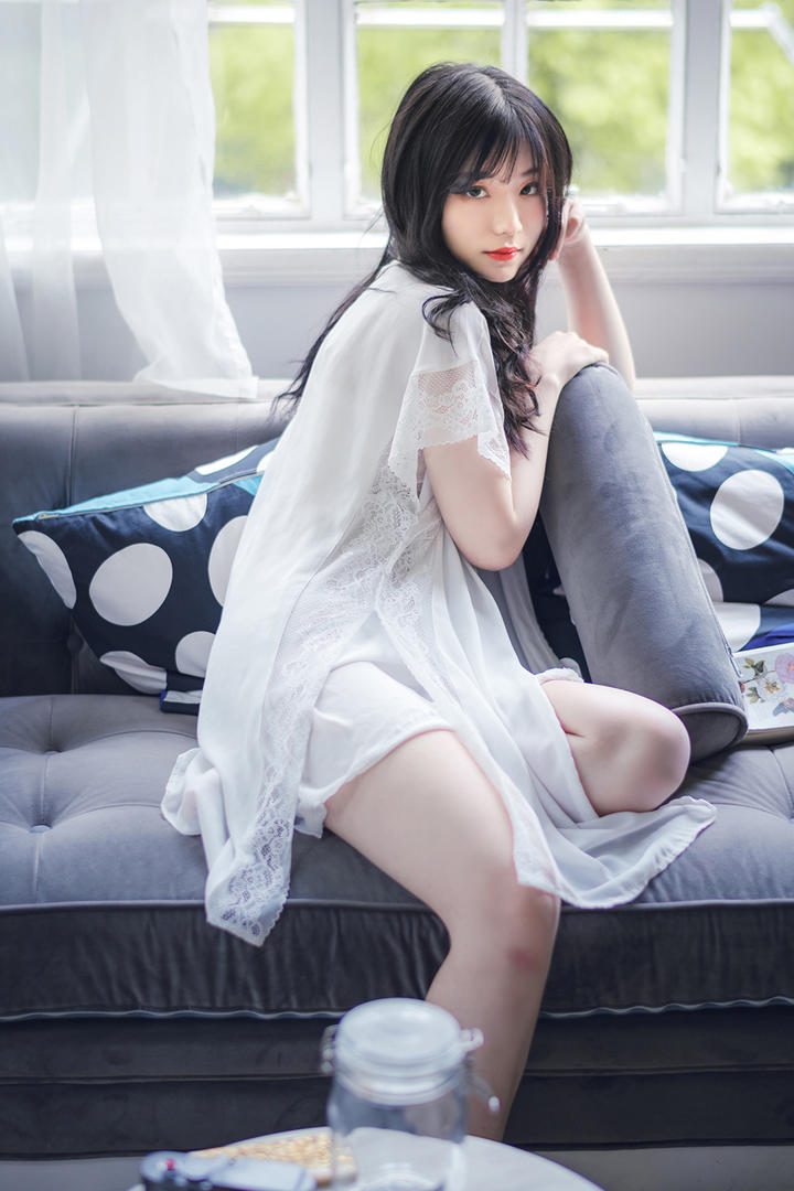 在沙发上的极品清纯美女写真