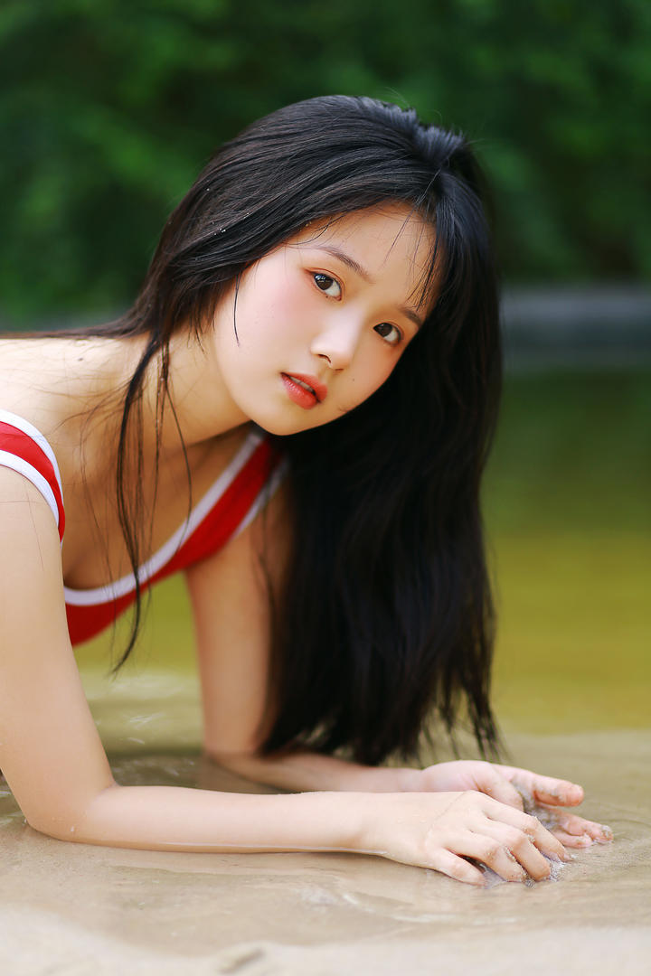 趴在沙滩上的清纯养眼女生高清壁纸免费下载