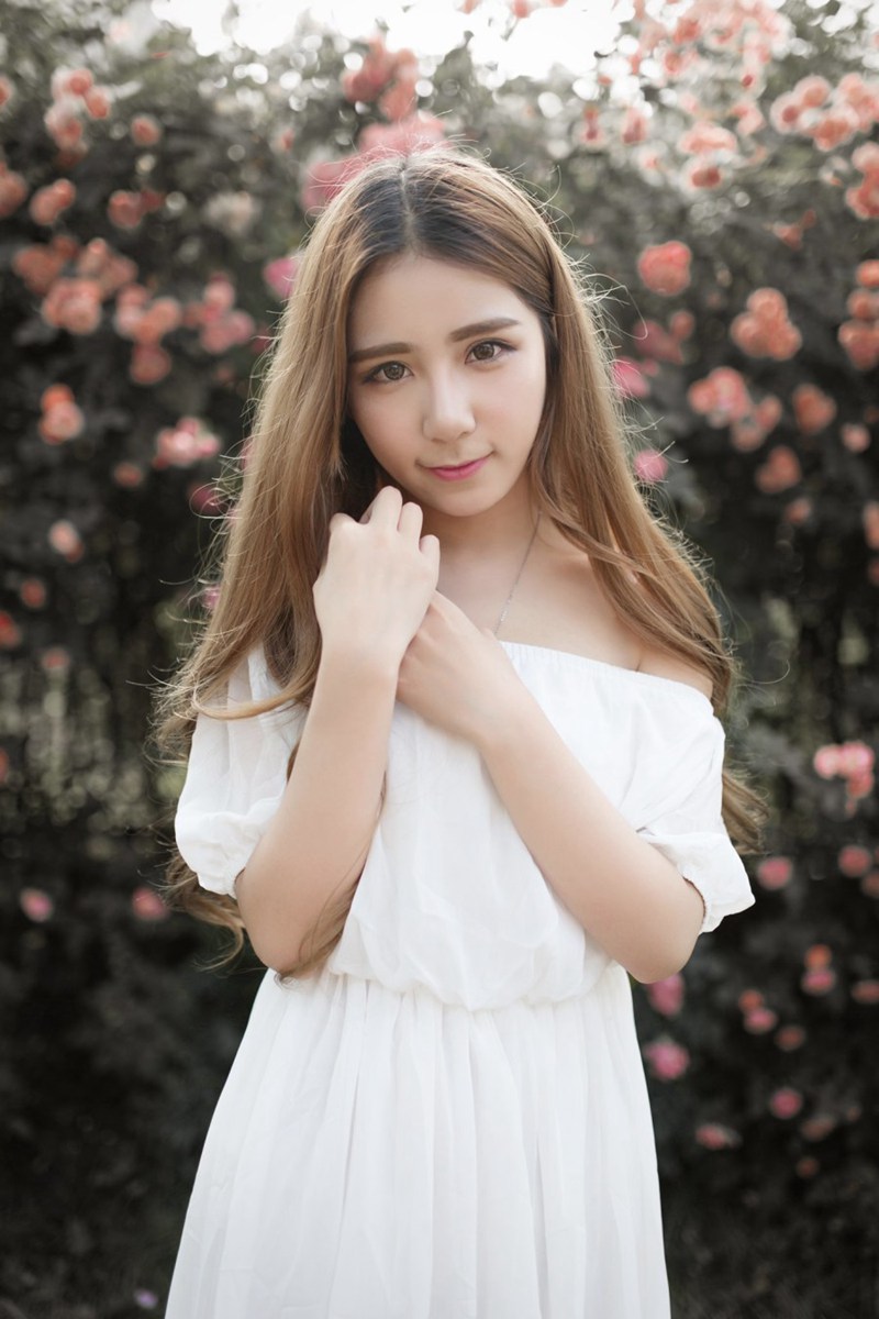 白衣美女室外唯美摄影写真