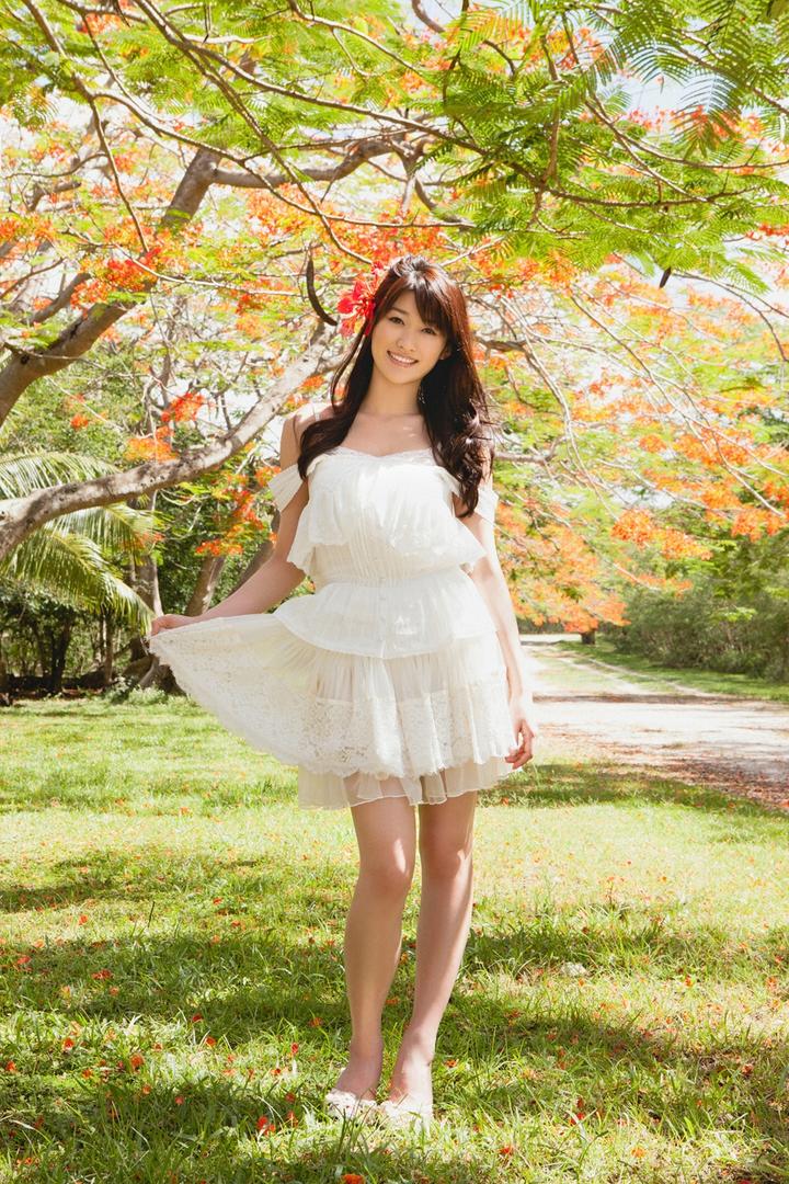 穿白衣连衣裙的日本养眼美女素人户外写真图片