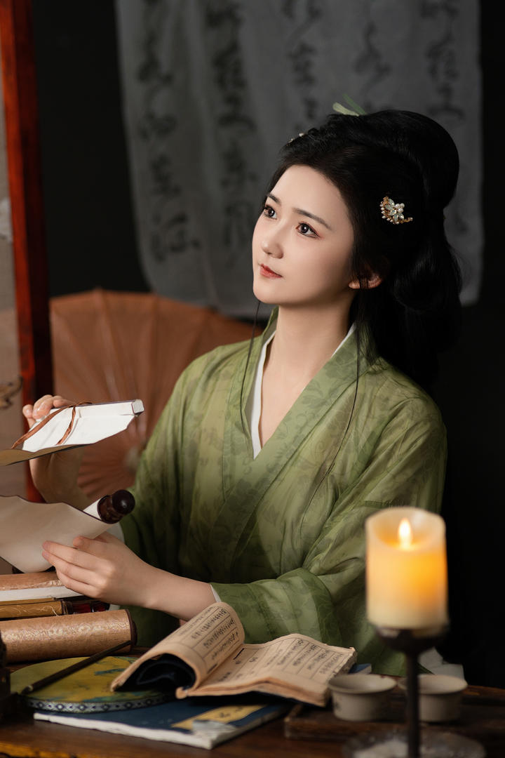 挑灯夜读的古典美人个人艺术摄影图片