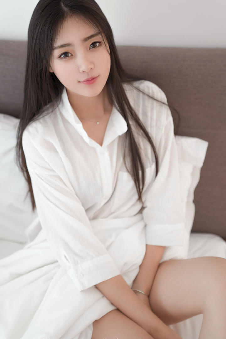 坐在床上的极品气质女神图片