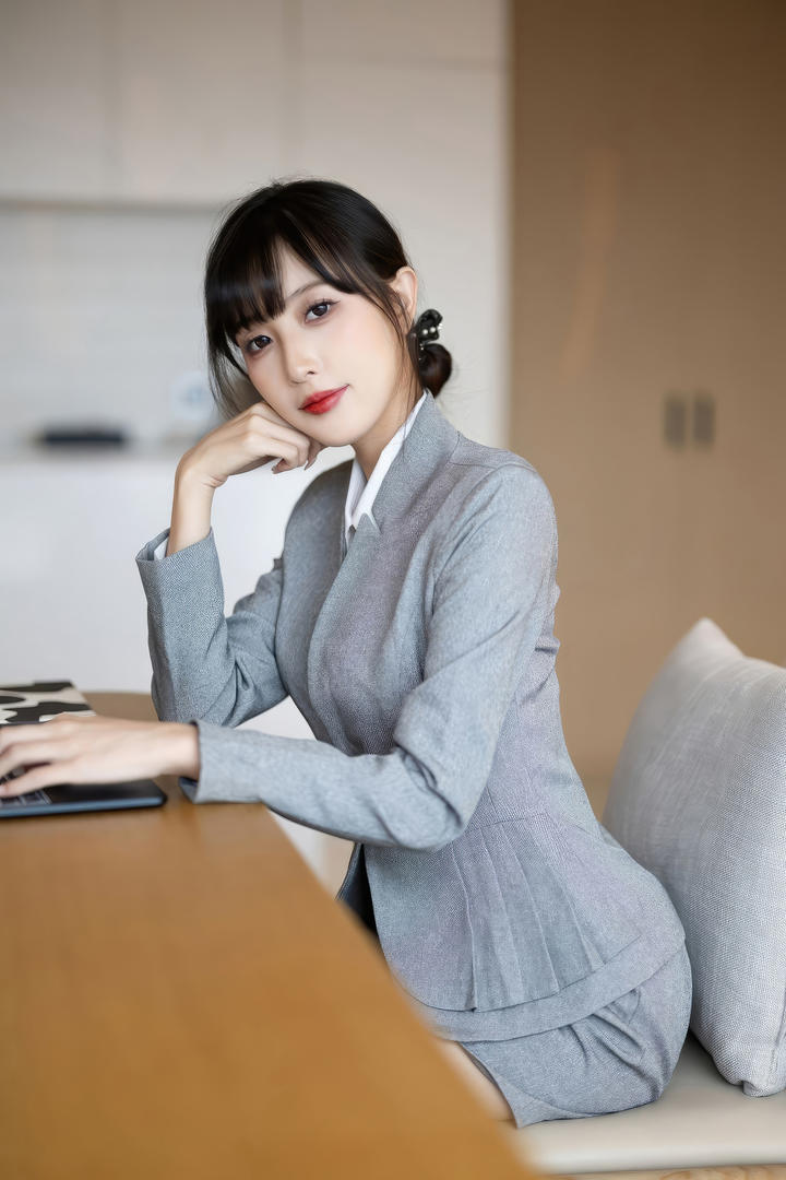 穿制服的性感美女林星阑高清国产无码写真图片