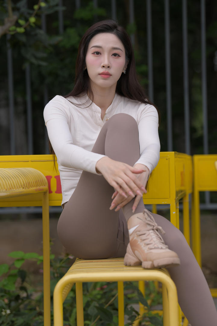 国产咖啡色瑜伽裤美女模特高清人像摄影图片