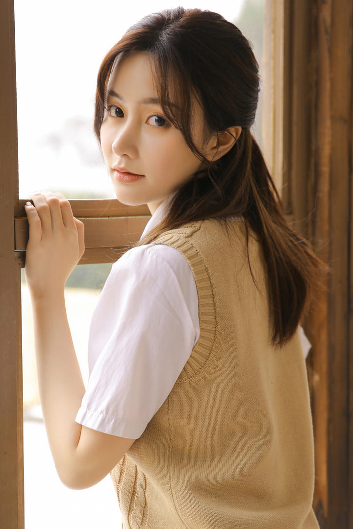 趴在窗户边的女生图片2021微信头像