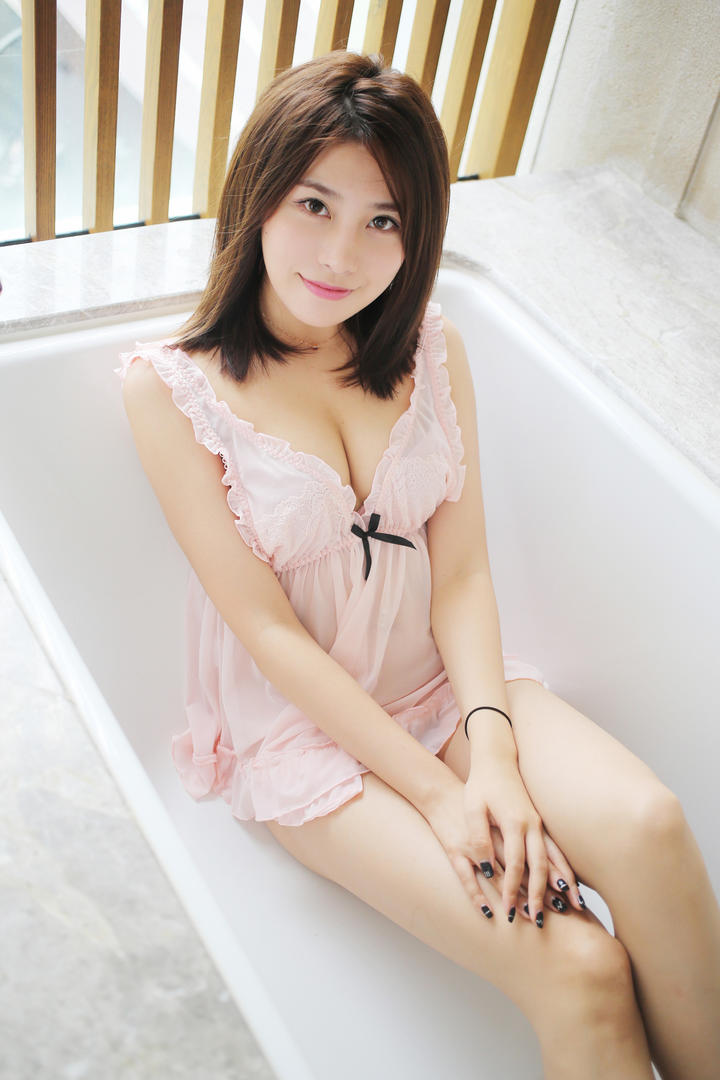 坐在浴缸里的美女图片