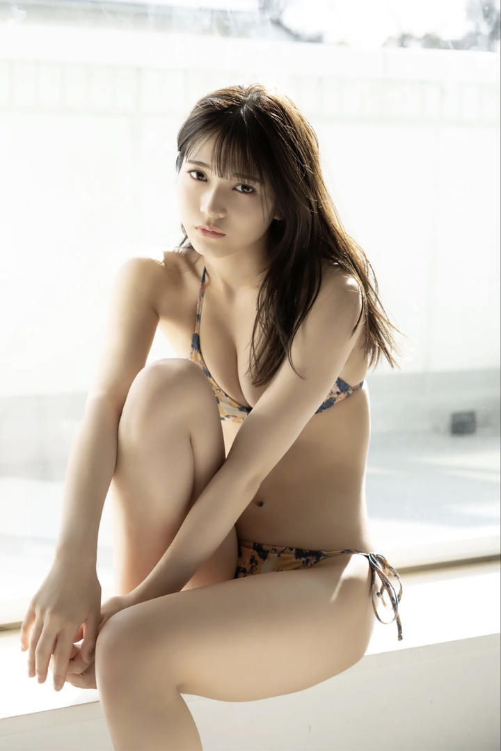 坐在窗台上的日本性感女神暖暖国语高清免费观看图片