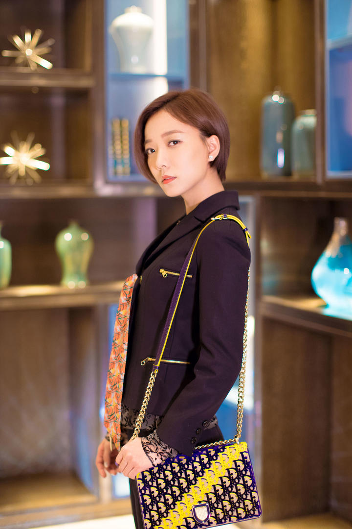 中国短发美女王珞丹高清手机壁纸图片