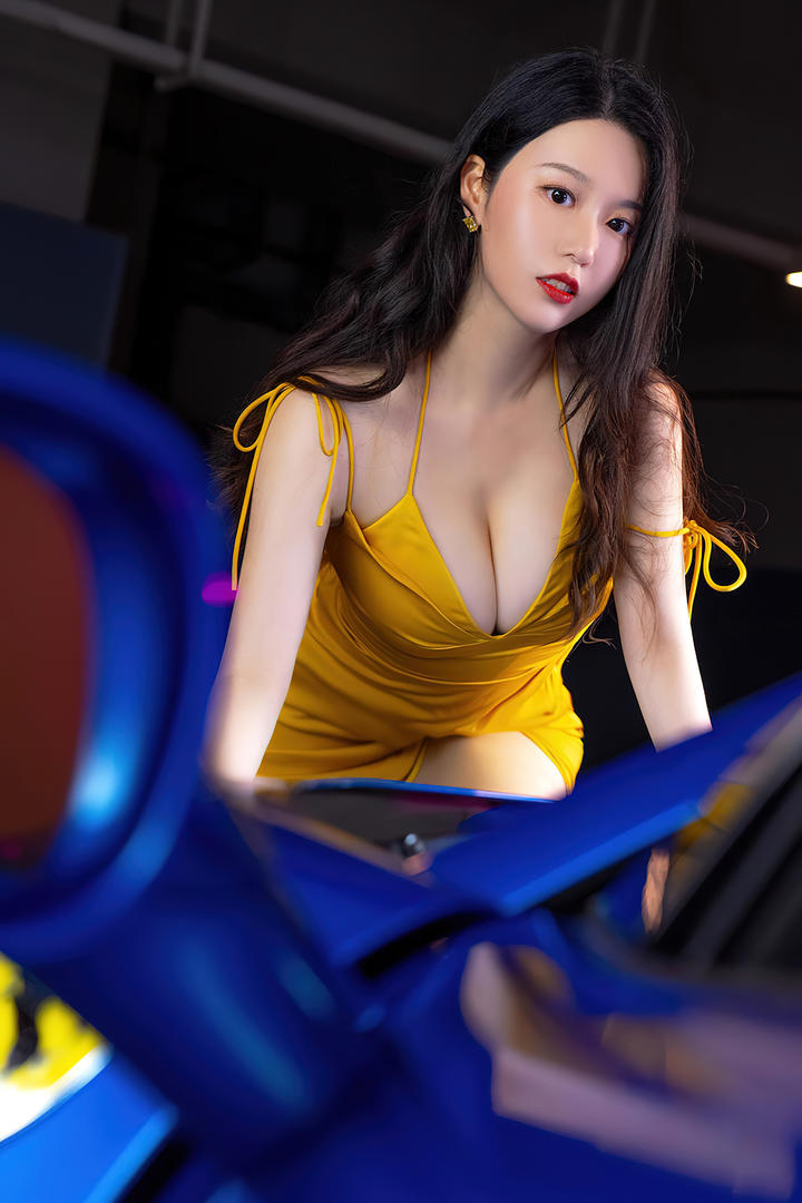 穿黄色长裙的亚洲国产精品SUV极品车模美女
