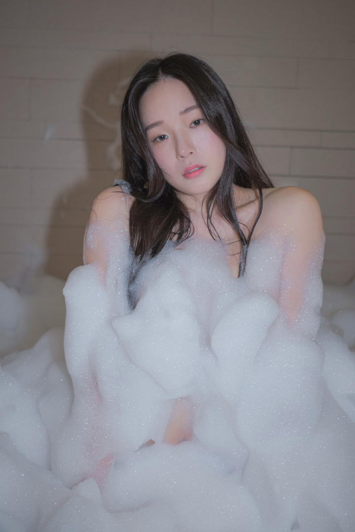 韩国美女洗澡自拍国产手机精品一区图片