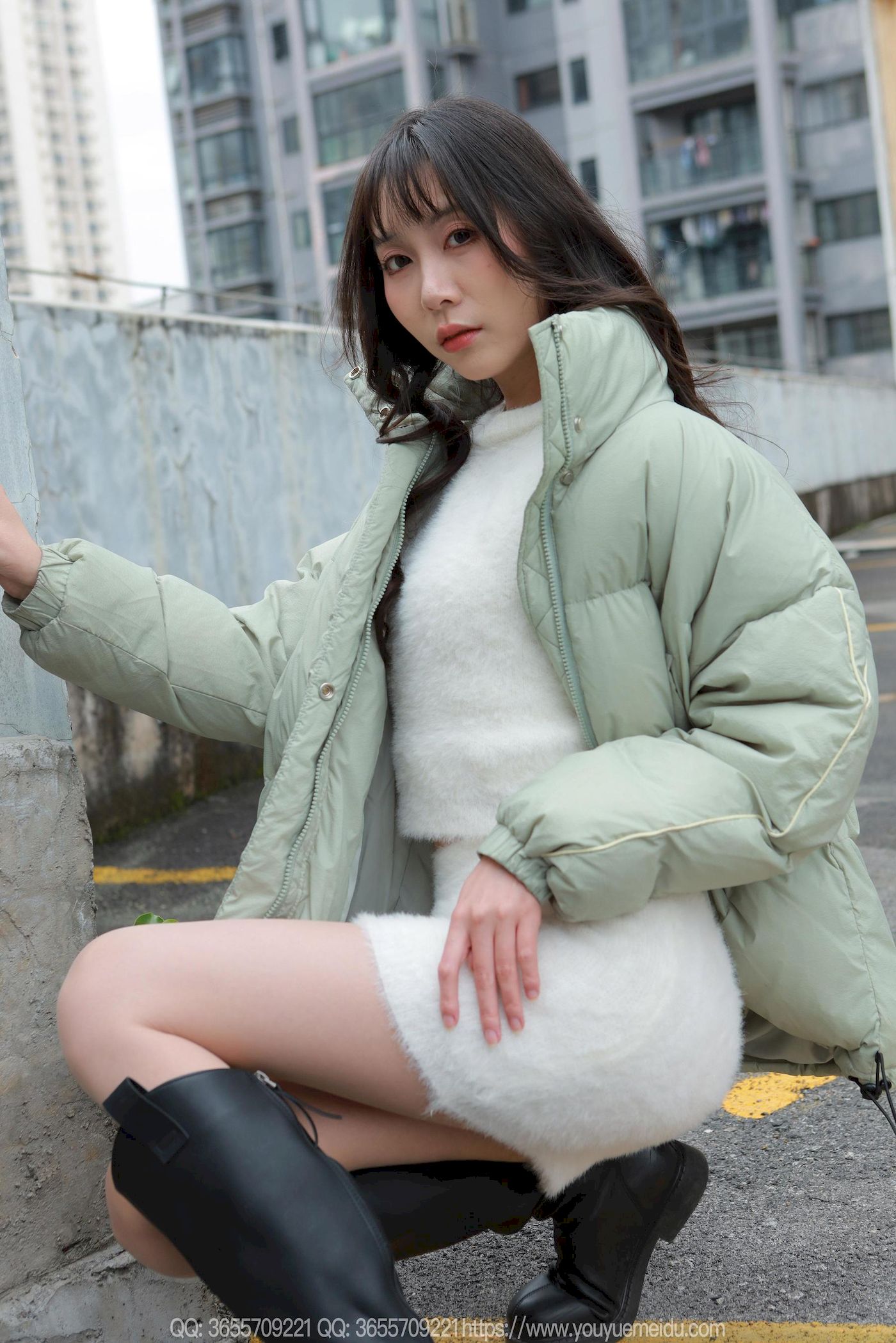 IESS异思趣向模特团团包臀裙肉丝美腿户外写真