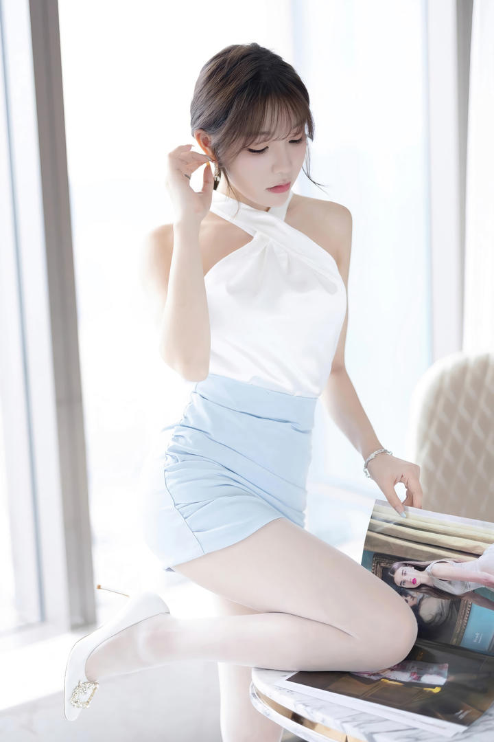 穿包臀裙的极品美腿美女徐莉芝性感私房照图片