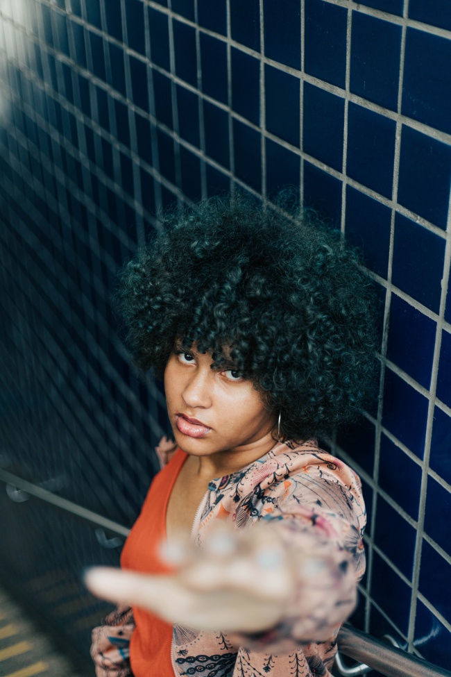 蓬蓬头小卷发发型图片