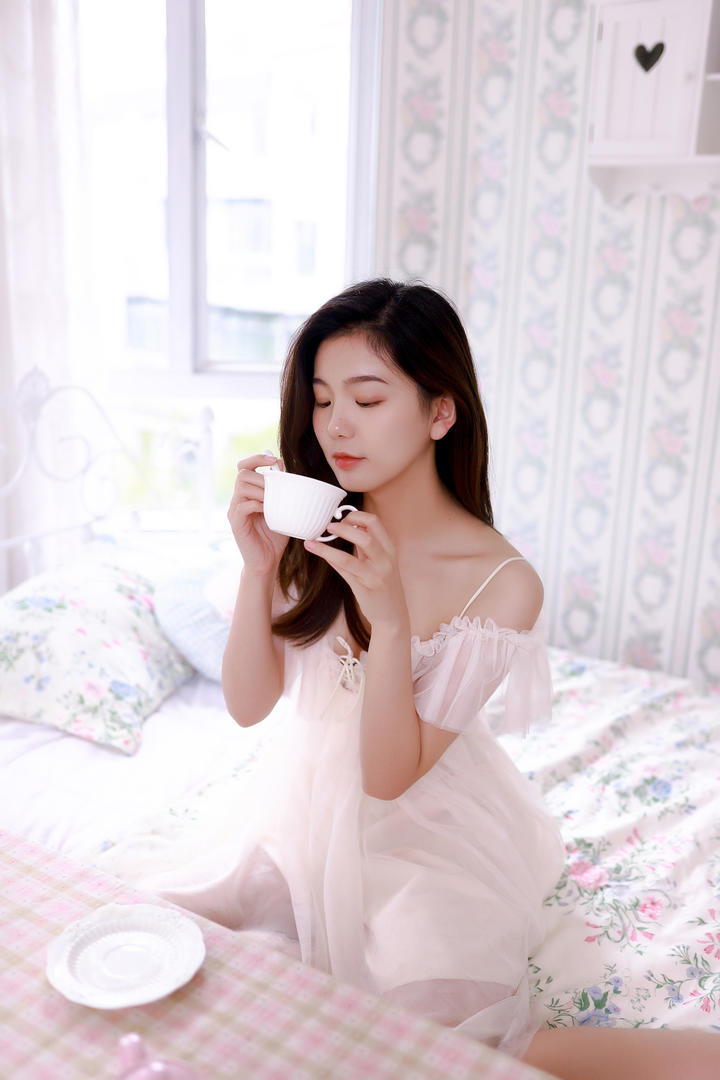 清纯靓丽的女孩闺房写真图片