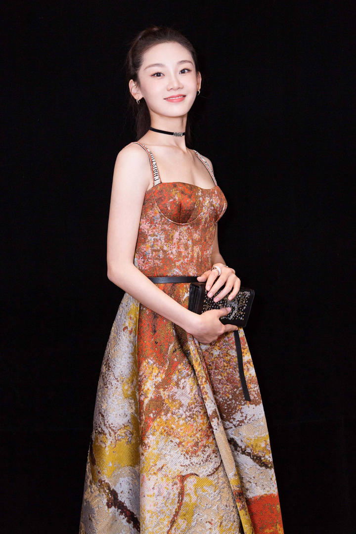 穿晚礼服的中国美女明星《芳华》女主角苗苗高清图片