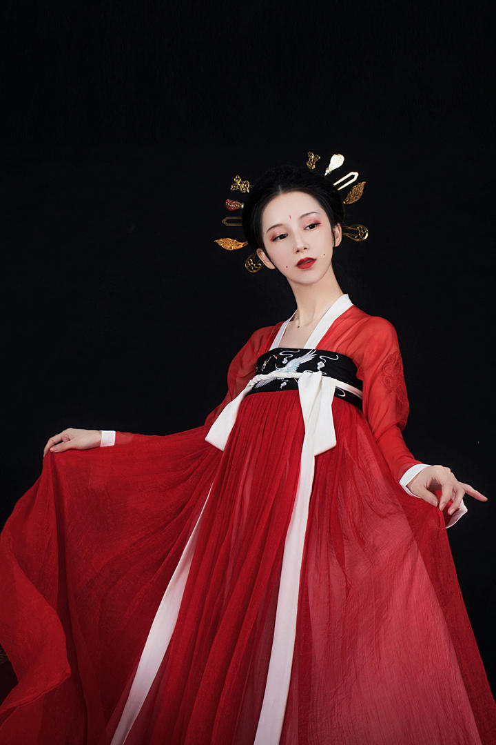 新年喜庆中国红古装汉服美女写真图片