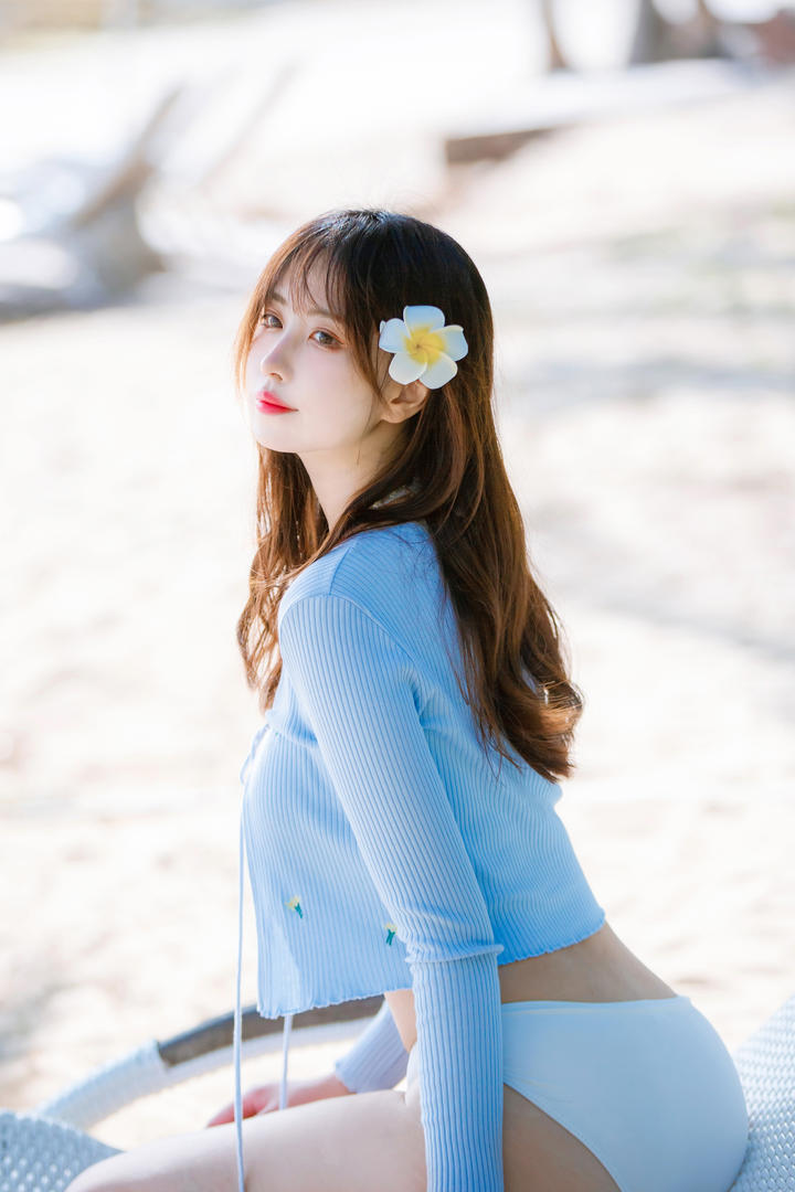 沙滩上的极品清纯比基尼少女写真图片