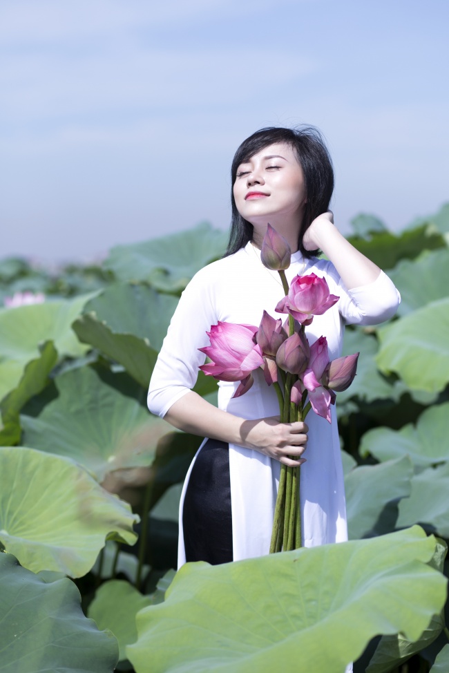 莲花塘美女写真图片