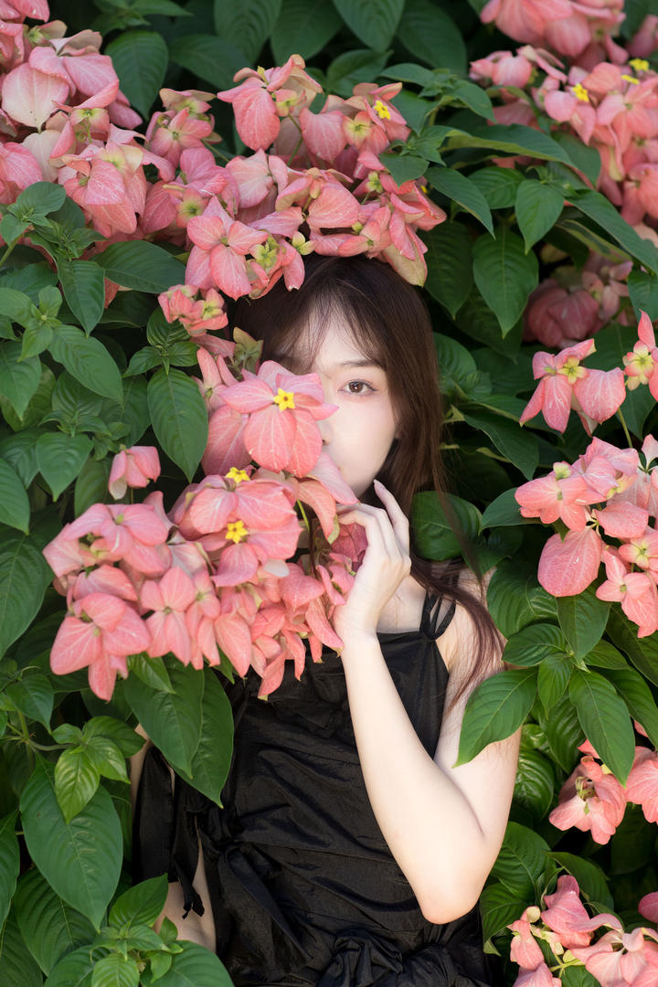 花丛里的美女图片高清写真壁纸图片