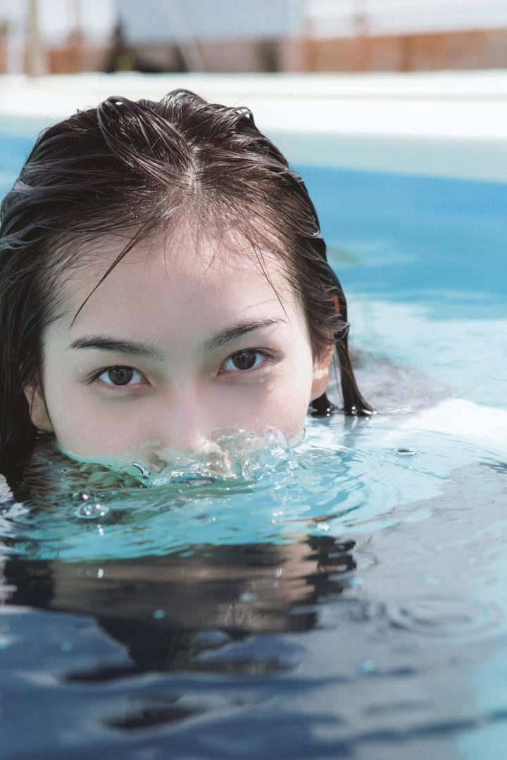 潜水的日本美女高清手机壁纸图片