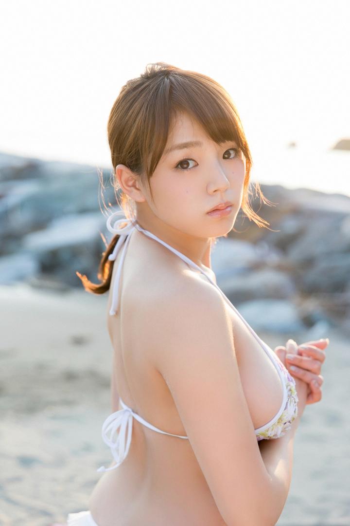 亚洲日本精品丰腴比基尼美女尤物篠崎爱海边摄影写真图片