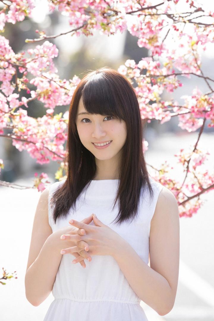 樱花树下的日本清纯美女户外人像摄影图片