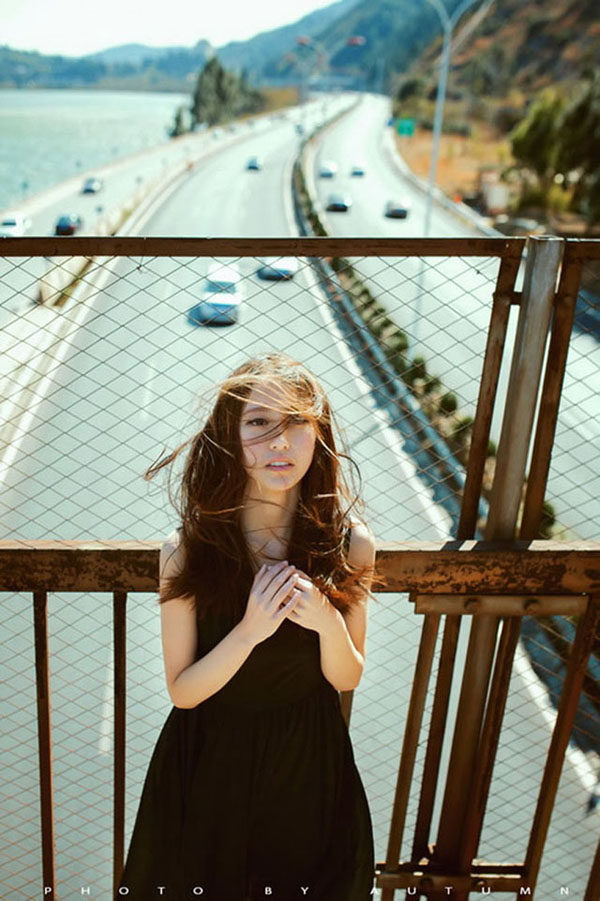 风中飞舞的长发美女