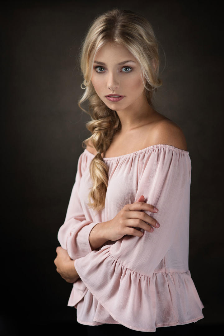 非常漂亮的欧美小美女半身艺术摄影图片