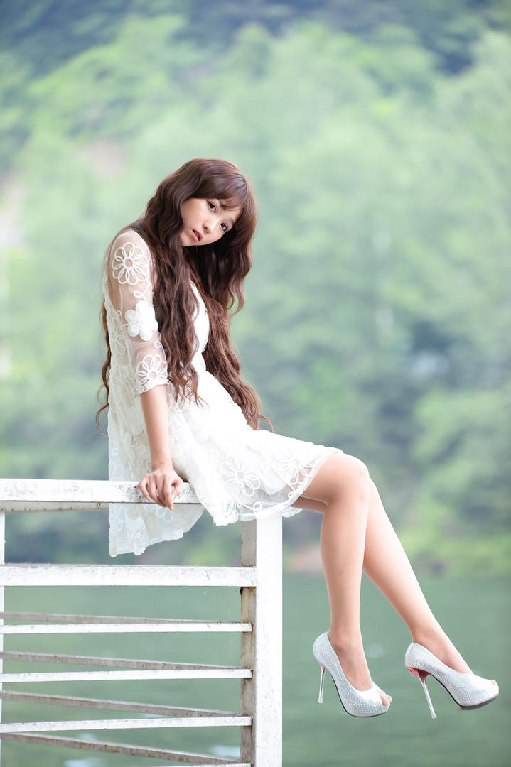 坐在栏杆上的高清韩国美女明星李恩慧图片