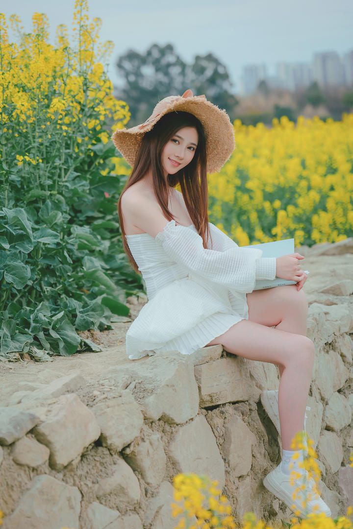 油菜花田里的清纯漂亮女孩唯美人像摄影写真图片