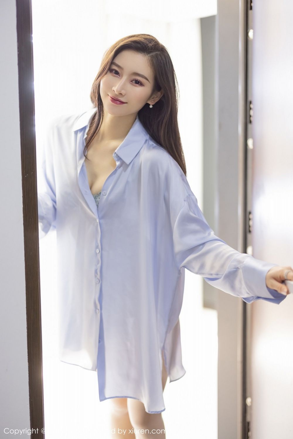 爱蜜社气质美女Vanessa大号浅蓝色衬衫独特女友视角性感写真