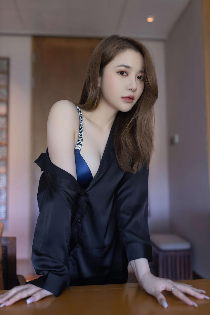 柔软丝滑的香肩国产极品性感美女御姐鱼子酱私密照欣赏