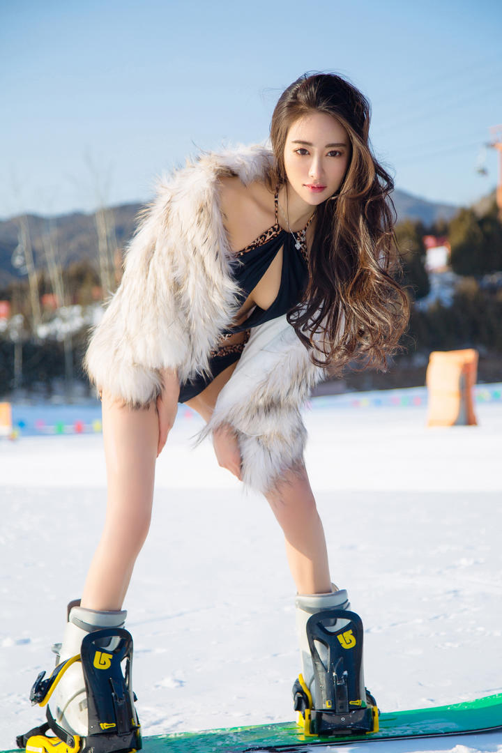 站在滑雪板上的高清性感美女照片