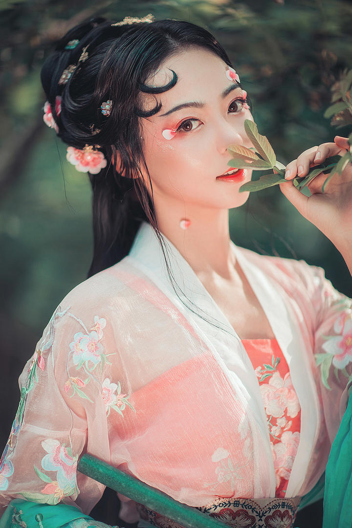 唇红齿白的唯美古装美女人体艺术摄影图片