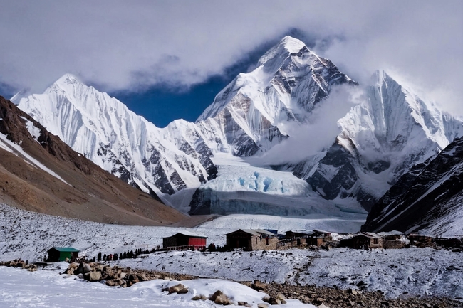 冬季巍峨雪域高山山脉风光摄影图片