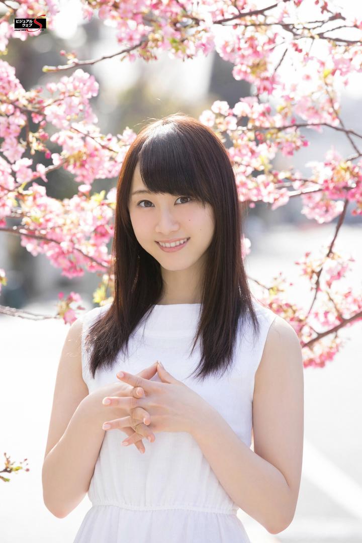 日本清纯长发美女户外摄影写真图片