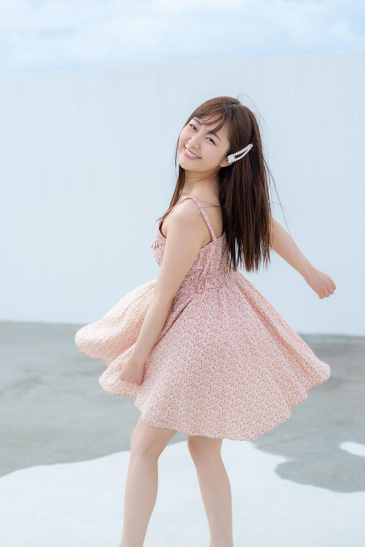 海边穿着裙子的日本美女写真图片