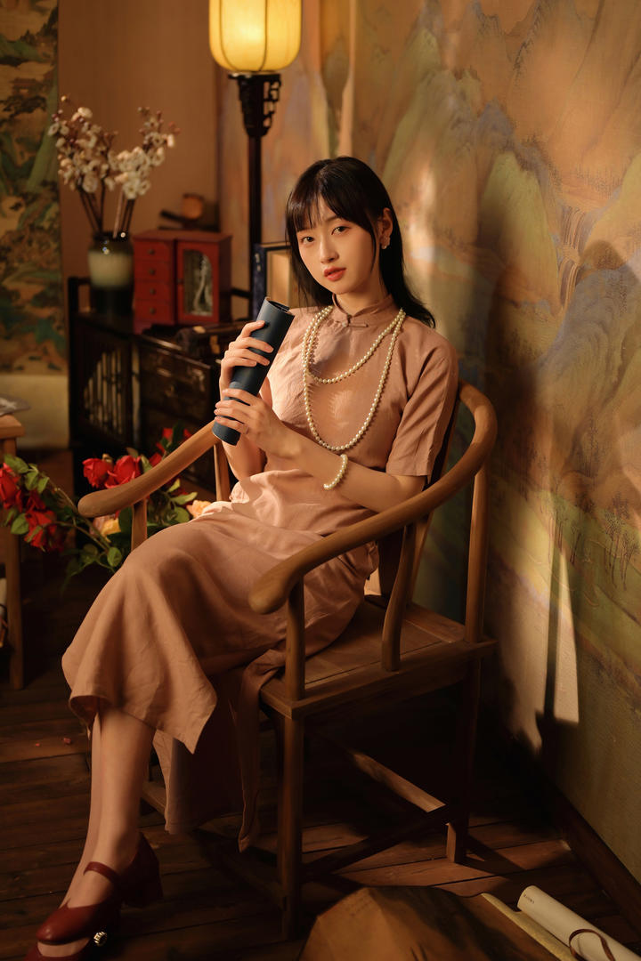 坐在太师椅上的民国古典气质美女壁纸艺术写真图片