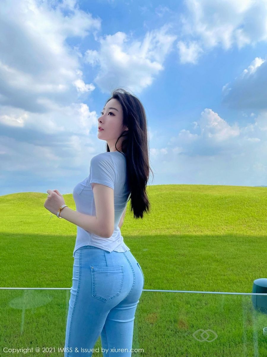 爱蜜社新人模特逗逗DouDou率直牛仔裤+丝袜美腿系列首套写真